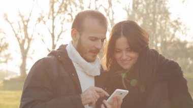Smartphone birlikte üzerinde kentsel arka plan bulanık kullanarak çift