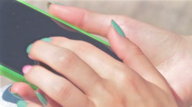 Smartphone, Görünümü Kapat kullanarak eller.
