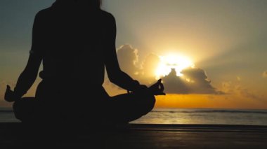 Pratik yoga seaside, Yong kadın