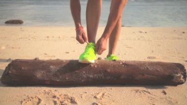 Üzerinde günlük deniz ayakta, spor ayakkabı bağlama ayakkabı bağcığı genç adam