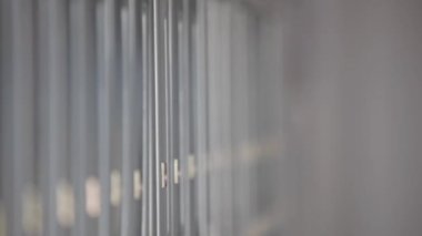Sarı zarf koyarak adam görünümünü kırpılmış