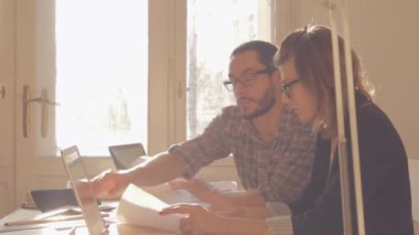 Ofiste çalışan genç Mimarlar grubu.