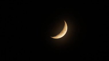 Siyah gece gökyüzü genç moon ile