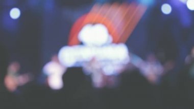 Grup Genç insanlar enjoyig gece Müzik Festivali