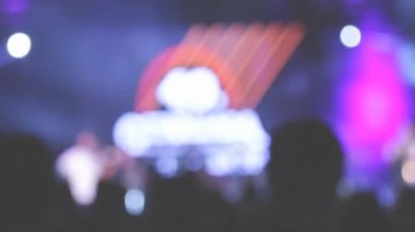 Grup Genç insanlar enjoyig gece Müzik Festivali