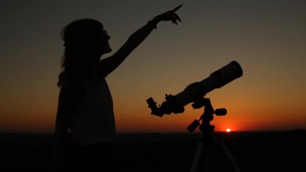 Giovane Donna Che Guarda Attraverso Telescopio Astronomico Serata — Video Stock