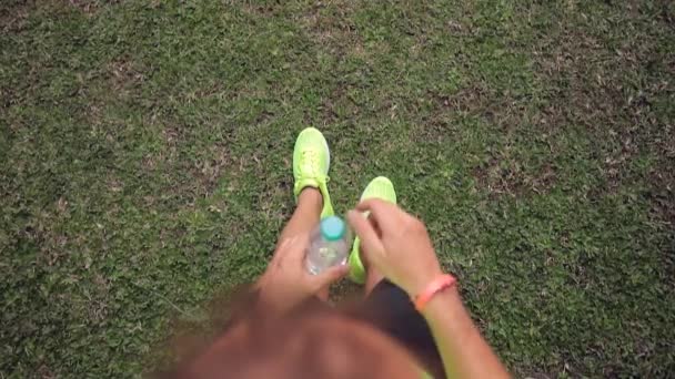 Männerbeine Mit Wasserflasche Mann Ruht Sich Nach Training Aus — Stockvideo