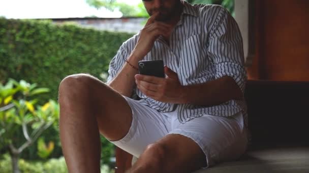 Hombre Sentado Sofá Terraza Usando Teléfono Celular — Vídeo de stock