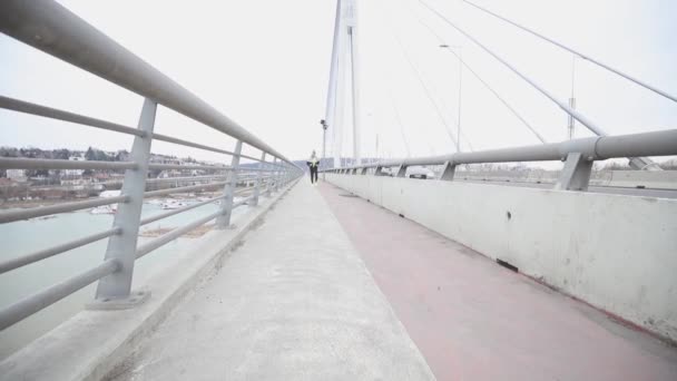 Junger Sportlicher Mann Trainiert Jonglieren Der Brücke Urbanes Workout — Stockvideo