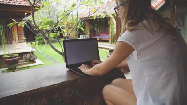 Jonge Vrouw Die Werkt Met Laptop Tuin — Stockvideo