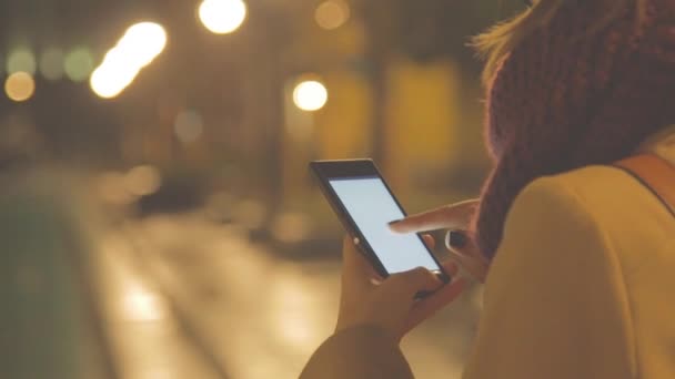 Kvinnliga Händer Med Smartphone Suddig Staden Bakgrund — Stockvideo