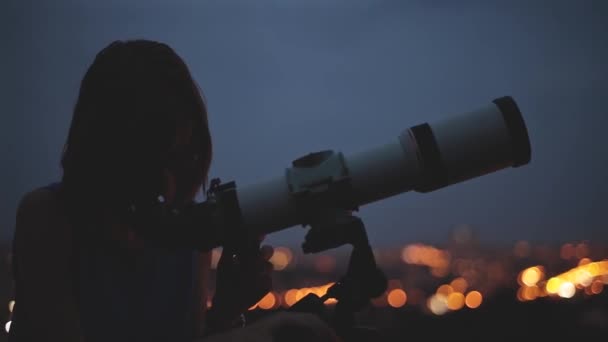 Junge Frau Blickt Abends Durch Astronomisches Teleskop — Stockvideo