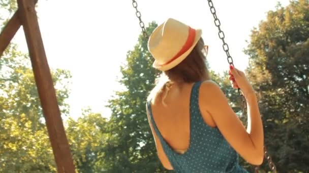 Jonge Vrouw Hoed Swingende Buiten — Stockvideo