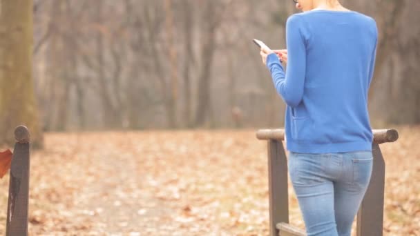 Mulher Bonita Blusa Azul Jeans Usando Smartphone Parque Outonal — Vídeo de Stock