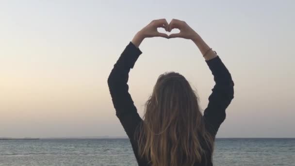 Mujer Sosteniendo Forma Del Corazón Orilla Del Mar — Vídeos de Stock