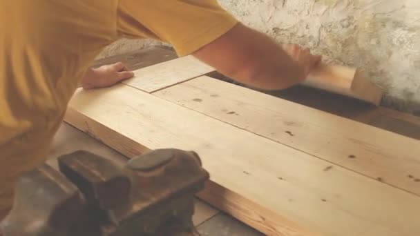 Плотник Работающий Деревянными Деталями Собственном Офисе — стоковое видео