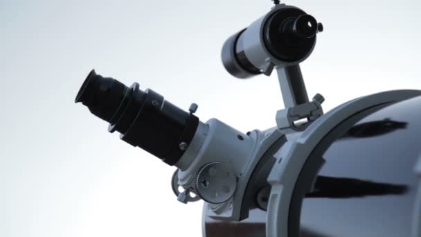 在天空背景上可以近距离观察望远镜 — 图库视频影像