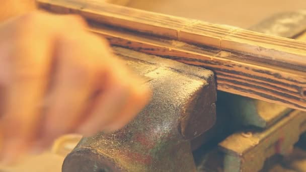 Homem Carpinteiro Trabalhando Com Peça Madeira Removendo Camadas Ruins — Vídeo de Stock