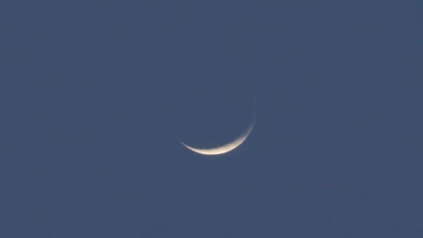 Vieille lune mince sur fond de ciel sombre 