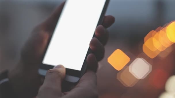 Tangan Laki Laki Menggunakan Smartphone Pada Latar Belakang Perkotaan Kabur — Stok Video