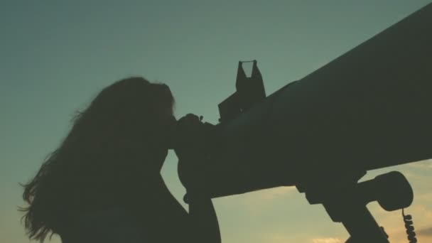 Mujer Joven Mirando Través Del Telescopio Astronómico Noche — Vídeo de stock