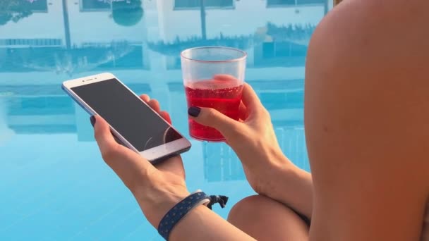 Vista Recortada Mujer Usando Cóctel Beber Teléfono Inteligente Piscina — Vídeo de stock