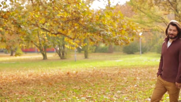 Jeune Couple Sortir Ensemble Dans Parc Automnal — Video