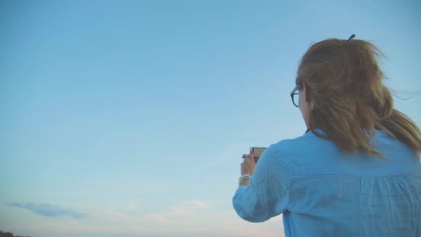 Mujer Haciendo Vídeo Por Noche Utilizando Teléfono Inteligente Exterior — Vídeos de Stock