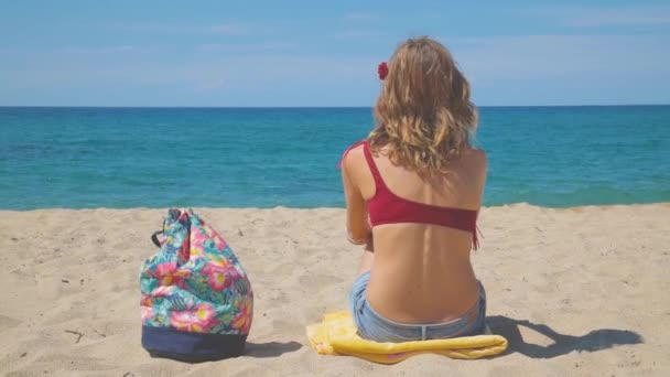 Mujer Sentada Playa Arena Junto Mar — Vídeo de stock