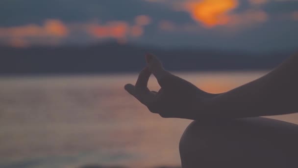 Mujer Yong Practicando Yoga Playa — Vídeo de stock