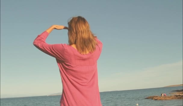 Mujer Disfrutando Vista Mar — Vídeos de Stock