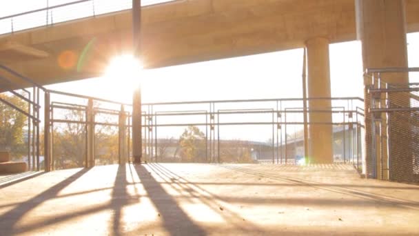 Esportivo Homem Formação Malabarismo Por Ponte Treino Urbano — Vídeo de Stock