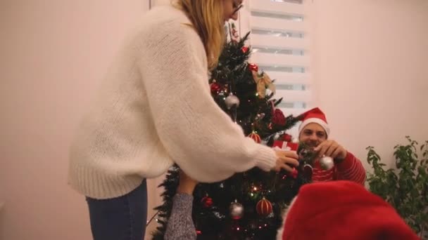 Drie Vrienden Delen Van Christmas New Year Eve Presenteert — Stockvideo