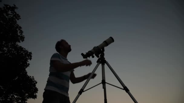 Hombre Mirando Estrellas Con Telescopio Por Noche — Vídeo de stock