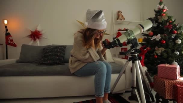 Noël Joie Nouvel Avec Télescope Astronomie Jolie Fille — Video