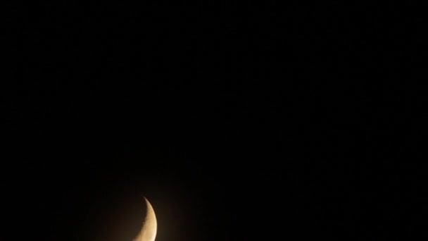 Чорне Нічне Небо Молодим Місяцем — стокове відео