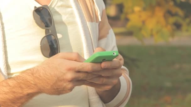 Hombre Usando Teléfono Inteligente Aire Libre Vista Cercana — Vídeos de Stock