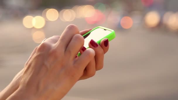 Mãos Femininas Usando Smartphone Fundo Cidade Turva — Vídeo de Stock