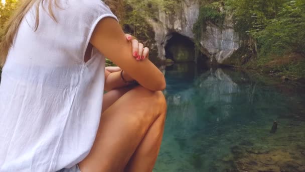 Mujer Disfrutando Del Tiempo Estanque Bosque — Vídeos de Stock