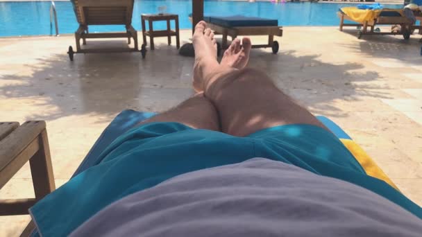 Hombre Disfrutando Piscina Caluroso Día Verano — Vídeo de stock