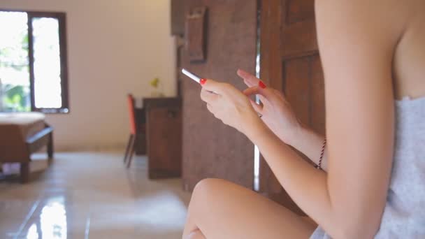 Femme Utilisant Smartphone Maison — Video