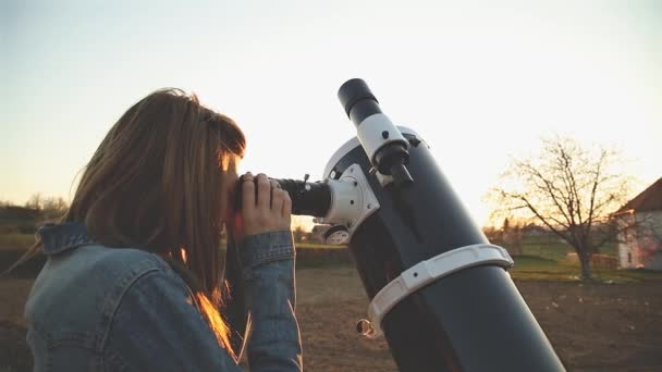 Mujer Joven Usando Telescopio Aire Libre — Vídeos de Stock