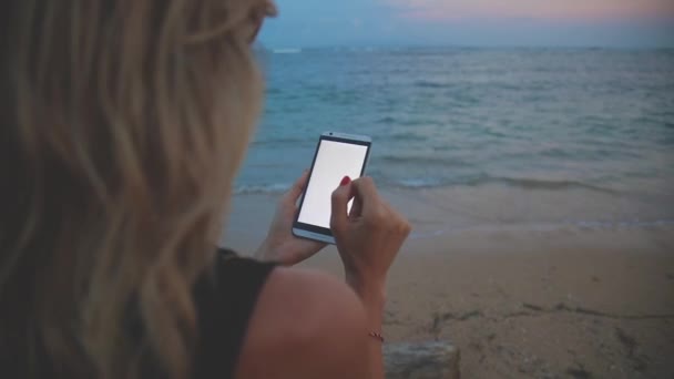 Deniz Kenarında Oturan Smartphone Kullanan Kadın — Stok video