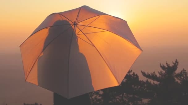 Parapluie Filant Femme Sur Fond Coucher Soleil — Video