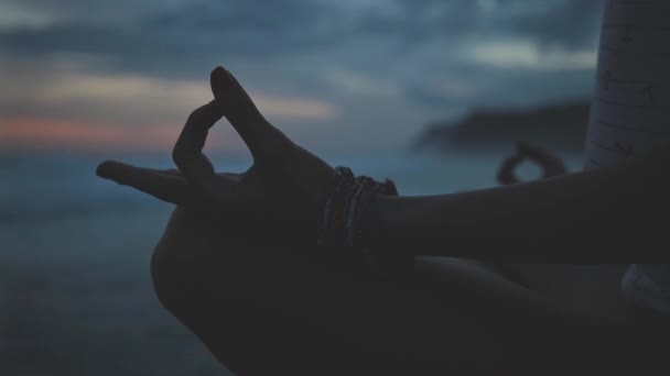 Yong Femme Pratiquant Yoga Bord Mer — Video