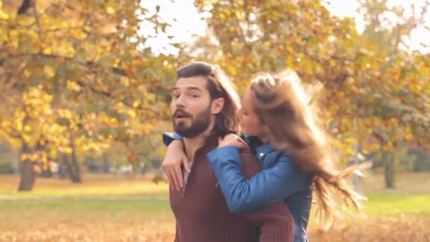 秋の公園でデートする若いカップル — ストック動画