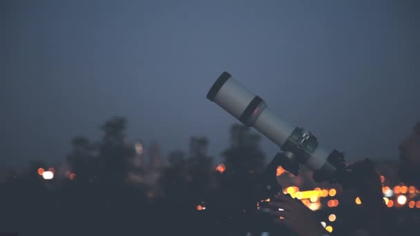 Joven Ajustándose Mirando Través Del Telescopio Astronómico Por Noche — Vídeo de stock