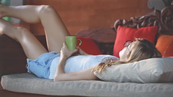 Mulher Bebendo Chá Deitado Sofá Terraço — Vídeo de Stock