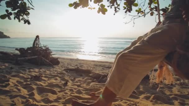 Jovem Balançando Praia Tropical Arenosa — Vídeo de Stock