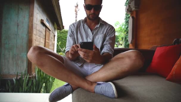 Hombre Sentado Sofá Terraza Usando Teléfono Celular — Vídeo de stock